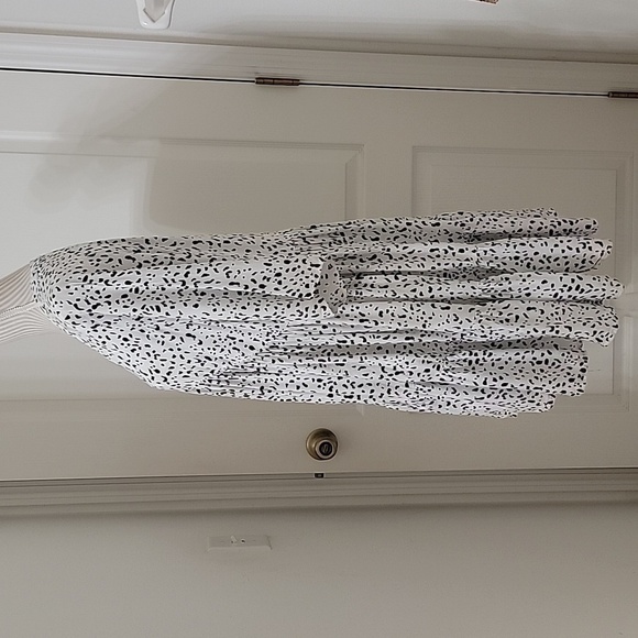 Stelen, Size M White with Black Spotted Pattern Tiered, Ruffled V Neck Dress - Picture 3 of 10